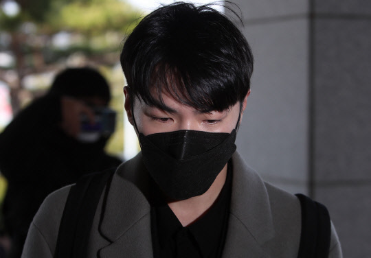 수면마취제인 프로포폴 상습 투약 혐의를 받는 가수 휘성(본명 최휘성·39)이 9일 오후 선고 공판에 출석하기 위해 대구지방법원 안동지원에 도착하고 있다. 검찰은 앞서 휘성에 대해 징역 3년을 구형했다.  연합뉴스